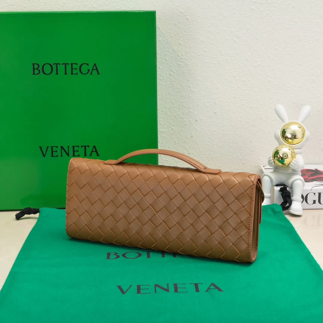 The batch of 1360 BV Andiamo evening handbags has been heavily planted again~ The designer aesthetics in the era of economic downturn are back. I fall in love with it at first sight and can't put it down. It's so beautiful and full of aura. The shape and texture are very competitive. It's light in weight and has sufficient capacity. It's a must-have for fashionistas. It's suitable for many occasions, minimalist, high-end and light luxury. Model No.: 741511 Size: 31*13*3cm